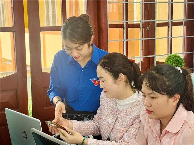 Những mô hình “Dân vận khéo” trên không gian số tại Quảng Trị không chỉ nâng cao hiệu quả quản lý, điều hành mà còn củng cố niềm tin của Nhân dân, góp phần xây dựng chính quyền số, xã hội số. Trong ảnh: “Đại sứ số thanh niên” xã Nam Gianh cài đặt ứng dụng, kích hoạt tài khoản định danh điện tử và hướng dẫn sử dụng dịch vụ công trực tuyến cho người dân. Ảnh: Thanh Thuỷ-TTXVN