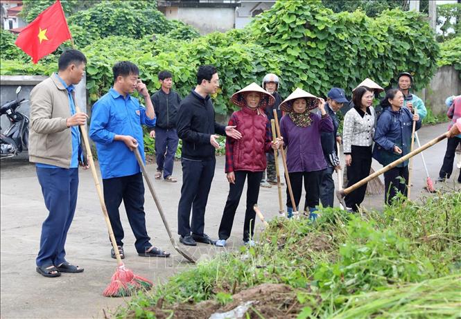 Ông Vũ Lê Thuận, Phó Bí thư thường trực Đảng ủy xã Tống Trân, tỉnh Hưng Yên (áo đen) tuyên truyền, vận động nhân dân trong xã thực hiện giữ vệ sinh môi trường thôn, xóm. Ảnh: Mạnh Khánh-TTXVN