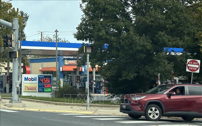 Bảng giá xăng dầu bán lẻ của Mobil tại một cây xăng ở bang Maryland (Mỹ) ngày 10/10/2026. Ảnh: Ngọc Quang – PV TTXVN tại Mỹ