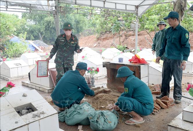 Theo thời gian, nhiều phần mộ liệt sĩ đã phân hủy, khiến việc lấy mẫu bệnh phẩm gặp khó khăn và mất nhiều thời gian hơn dự kiến. Ảnh: Văn Tý - TTXVN