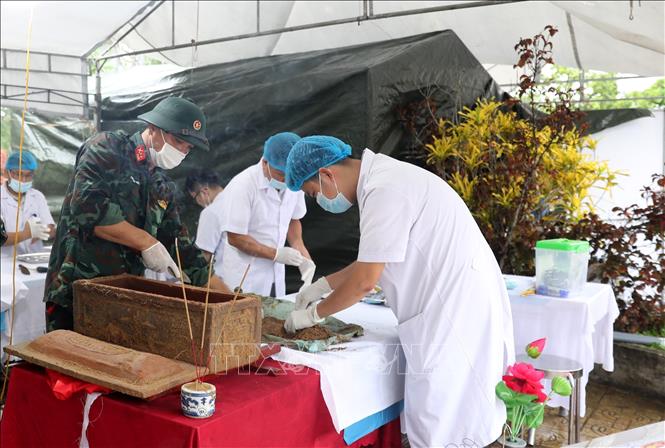 Thời tiết khắc nghiệt với nắng nóng, mưa gió cũng ảnh hưởng không nhỏ đến quá trình lẫy mẫu ADN, dù vậy, với tinh thần trách nhiệm cao, Nghệ An đã hoàn thành việc lấy mẫu tại 28/28 nghĩa trang liệt sĩ. Ảnh: Văn Tý -TTXVN
