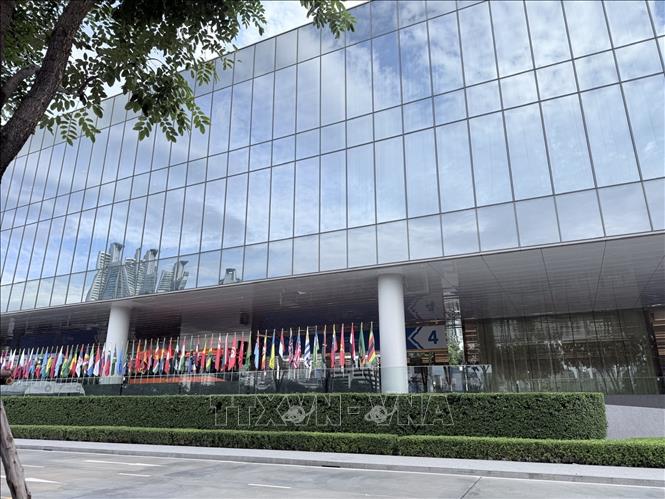 Hàng cờ các nước phía trước Trung tâm Hội nghị Quốc gia Queen Sirikit ở thủ đô Bangkok. Ảnh: Trang Nhung - PV TTXVN tại Thái Lan