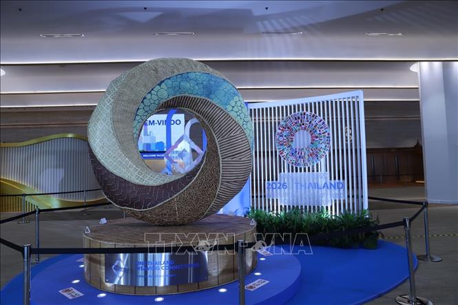 Biểu tượng Hội nghị thường niên Quỹ Tiền tệ Quốc tế (IMF) và Ngân hàng Thế giới (WB) năm 2026 bên trong tòa nhà Trung tâm Hội nghị Quốc gia Queen Sirikit ở thủ đô Bangkok. Ảnh: Trang Nhung - PV TTXVN tại Thái Lan
