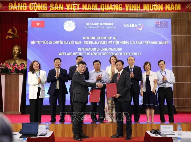 Ký kết biên bản ghi nhớ hợp tác giữa Cục Công nghệ số và Trí tuệ nhân tạo với Viện Nghiên cứu phát triển nông nghiệp. Ảnh: Thu Phương - TTXVN