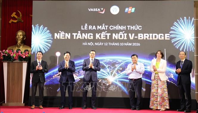 Các đại biểu bấm nút ra mắt nền tảng kết nối V-bridge. Ảnh: Thu Phương - TTXVN