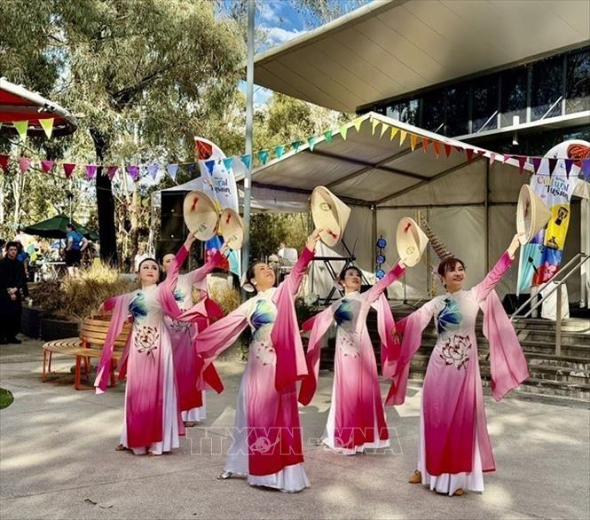 Các cô giáo trong lớp học nghệ thuật của VACEO tham gia lễ hội Cultural Fusion - Narellan. Ảnh: Diệu Linh - Phóng viên TTXVN tại Australia