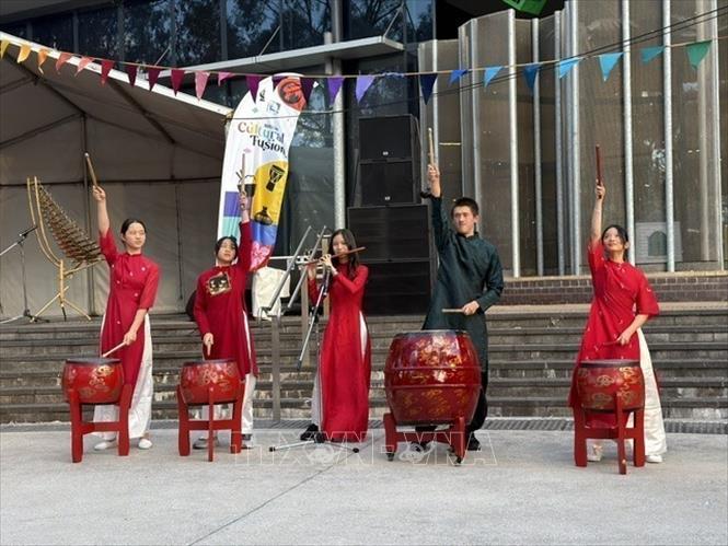 Các em nhỏ trong lớp học nghệ thuật của VACEO tham gia trình diễn tại lễ hội Cultural Fusion - Narellan. Ảnh: Diệu Linh - PV TTXVN tại Australia