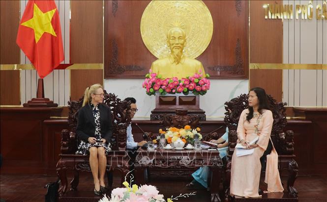 Bà Alessandra Tognonato, Tổng Lãnh sự Italia tại Thành phố Hồ Chí Minh làm việc với lãnh đạo thành phố Cần Thơ. Ảnh: Nguyễn Hằng - TTXVN