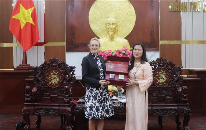 Lãnh đạo thành phố tặng quà lưu niệm cho Tổng lãnh sự. Ảnh: Nguyễn Hằng - TTXVN