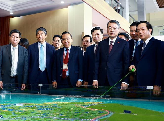 Thủ tướng Lê Minh Hưng xem quy hoạch tỉnh Hưng Yên thời kỳ 2021 - 2030, tầm nhìn đến năm 2050. Ảnh: Dương Giang – TTXVN
