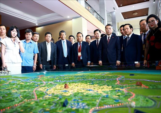 Thủ tướng Lê Minh Hưng xem quy hoạch tỉnh Hưng Yên thời kỳ 2021 - 2030, tầm nhìn đến năm 2050. Ảnh: Dương Giang – TTXVN
