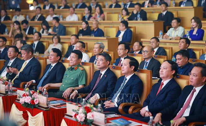 Thủ tướng Lê Minh Hưng và các đại biểu dự Hội nghị công bố Quy hoạch tỉnh Hưng Yên thời kỳ 2021 - 2030, tầm nhìn đến năm 2050. Ảnh: Dương Giang – TTXVN
