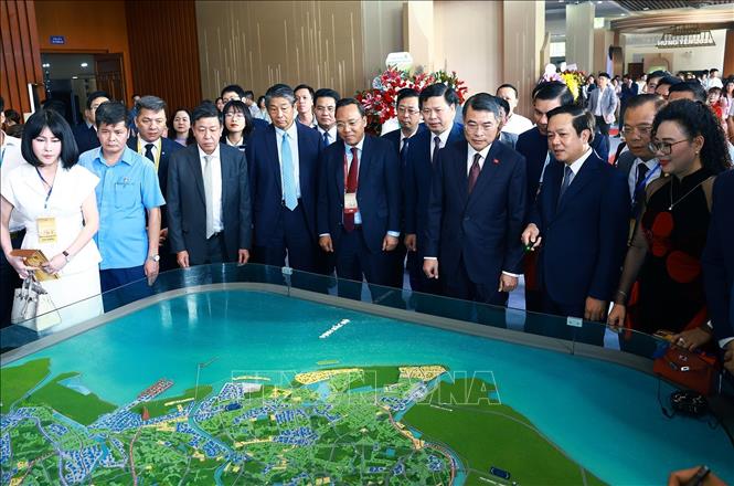 Thủ tướng Lê Minh Hưng xem quy hoạch tỉnh Hưng Yên thời kỳ 2021 - 2030, tầm nhìn đến năm 2050. Ảnh: Dương Giang – TTXVN
