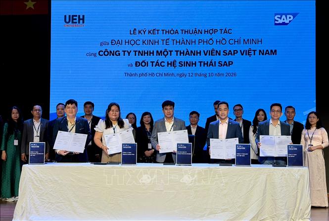 Đại diện UEH và các doanh nghiệp ký kết MOU tại hội nghị. Ảnh: Mỹ Phương – TTXVN