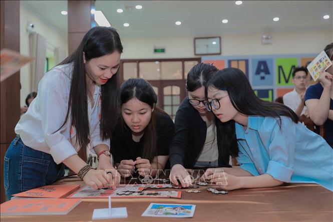 Sinh viên tham gia các hoạt động trải nghiệm tại workshop “Chạm - Chơi - Hiểu”, tìm hiểu di sản thông qua những hình thức tương tác sáng tạo tại Bảo tàng Phụ nữ Việt Nam. Ảnh: Phan Phương – TTXVN