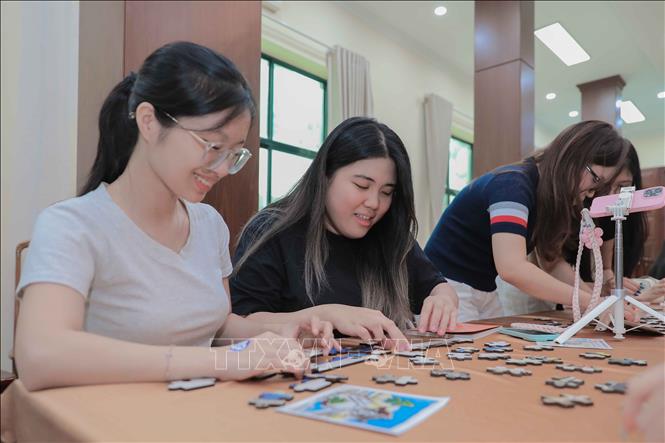 Bảo tàng Phụ nữ Việt Nam phối hợp với các trường đại học tổ chức nhiều workshop khám phá di sản thông qua trải nghiệm sáng tạo, kết hợp ứng dụng công nghệ số và các hoạt động tương tác. Ảnh: Phan Phương – TTXVN