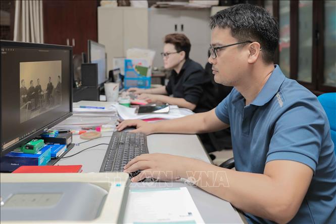 Cán bộ bảo tàng thực hiện công tác chuyển đổi số, biên tập và xử lý các tư liệu ảnh lịch sử quý giá trên máy tính để đưa vào hệ thống trưng bày và lưu trữ số. Ảnh: Phan Phương – TTXVN