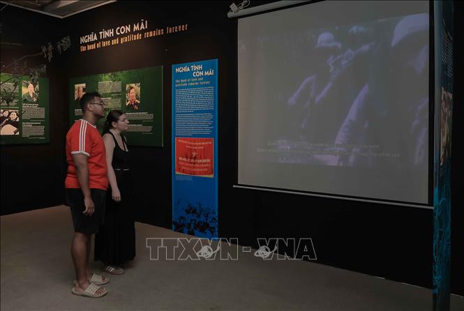 Khách tham quan trong nước và quốc tế tìm hiểu về chủ đề 