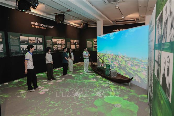 Không gian triển lãm tại Bảo tàng Phụ nữ Việt Nam ứng dụng công nghệ 3D Mapping, trình chiếu hình ảnh và hiệu ứng trực quan sinh động, góp phần đổi mới hình thức trưng bày, tăng tính tương tác và mang đến trải nghiệm giàu cảm xúc cho khách tham quan. Ảnh: Phan Phương – TTXVN