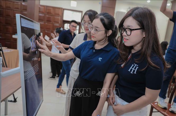 Trợ lý ảo trí tuệ nhân tạo (AI) và màn hình hỏi đáp thông minh hỗ trợ khách tham quan tương tác, tra cứu thông tin nhanh chóng về các giai đoạn lịch sử và nhân vật tiêu biểu. Ảnh: Phan Phương – TTXVN