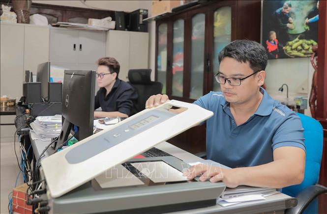 Nhân viên Bảo tàng Phụ nữ Việt Nam tiến hành quét ảnh, số hóa và cập nhật thông tin hiện vật lên phần mềm chuyên dụng, góp phần xây dựng cơ sở dữ liệu, nâng cao hiệu quả quản lý, lưu trữ và phát huy giá trị di sản. Ảnh: Phan Phương - TTXVN