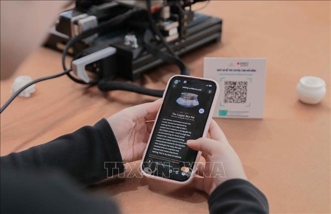 Chỉ với một thao tác quét mã QR, khách tham quan dễ dàng tiếp cận thông tin, tìm hiểu nguồn gốc, ý nghĩa và giá trị lịch sử của các hiện vật tại Bảo tàng Phụ nữ Việt Nam. Ảnh: Phan Phương – TTXVN