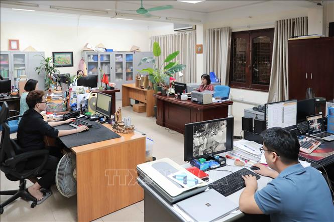 Cán bộ Bảo tàng Phụ nữ Việt Nam biên tập, xử lý tư liệu ảnh lịch sử trên máy tính, góp phần phục dựng, nâng cao chất lượng hình ảnh và tạo ra các tác phẩm ảnh phục vụ công tác trưng bày, triển lãm. Ảnh: Phan Phương – TTXVN