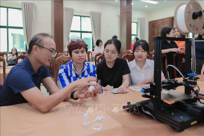 Ứng dụng công nghệ in 3D tạo mô hình các hiện vật, kỷ vật lịch sử giúp tái hiện chân thực đóng góp to lớn của phụ nữ trong các cuộc kháng chiến giữ nước. Ảnh: Phan Phương – TTXVN