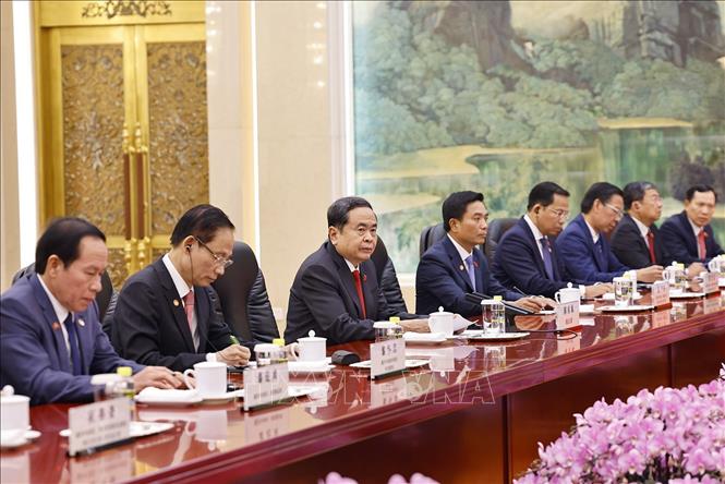Chủ tịch Quốc hội Trần Thanh Mẫn và thành viên đoàn Việt Nam tại cuộc hội kiến Thủ tướng Trung Quốc Lý Cường. Ảnh: Doãn Tấn – TTXVN