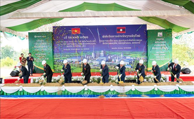 Các đại biểu thực hiện nghi thức tái khởi động Dự án khai thác và chế biến muối mỏ tại huyện Nongbok, tỉnh Khammouan. Ảnh: TTXVN phát