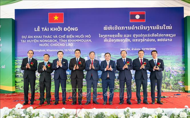 Các đại biểu tham dự lễ tái khởi động Dự án khai thác và chế biến muối mỏ tại huyện Nongbok, tỉnh Khammouan. Ảnh: TTXVN phát