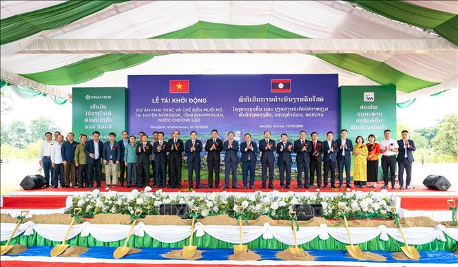 Các đại biểu tham dự lễ rái khởi động Dự án khai thác và chế biến muối mỏ tại huyện Nongbok, tỉnh Khammouan. Ảnh: TTXVN phát