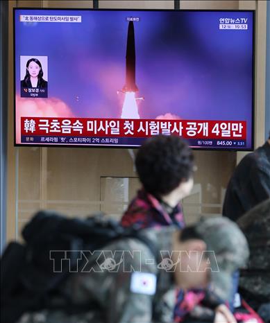 Màn hình TV tại nhà ga ở thủ đô Seoul, Hàn Quốc phát bản tin về việc Triều Tiên phóng nhiều tên lửa đạn đạo về phía biển Nhật Bản, ngày 12/10/2026. Ảnh: Yonhap/TTXVN phát