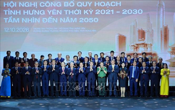 Thủ tướng Lê Minh Hưng với các đại biểu dự Hội nghị công bố Quy hoạch tỉnh Hưng Yên thời kỳ 2021 - 2030, tầm nhìn đến năm 2050. Ảnh: Dương Giang – TTXVN