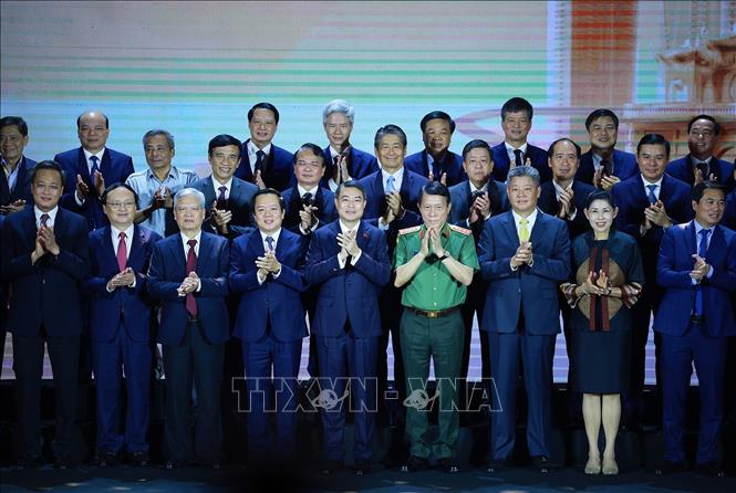 Thủ tướng Lê Minh Hưng với các đại biểu dự Hội nghị công bố Quy hoạch tỉnh Hưng Yên thời kỳ 2021 - 2030, tầm nhìn đến năm 2050. Ảnh: Dương Giang – TTXVN