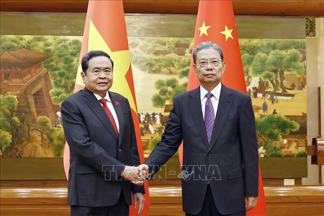 Chủ tịch Quốc hội Trần Thanh Mẫn và Ủy viên trưởng Ủy ban thường vụ Đại hội Đại biểu Nhân dân toàn quốc Trung Quốc Triệu Lạc Tế chụp ảnh chung. Ảnh: Doãn Tấn – TTXVN