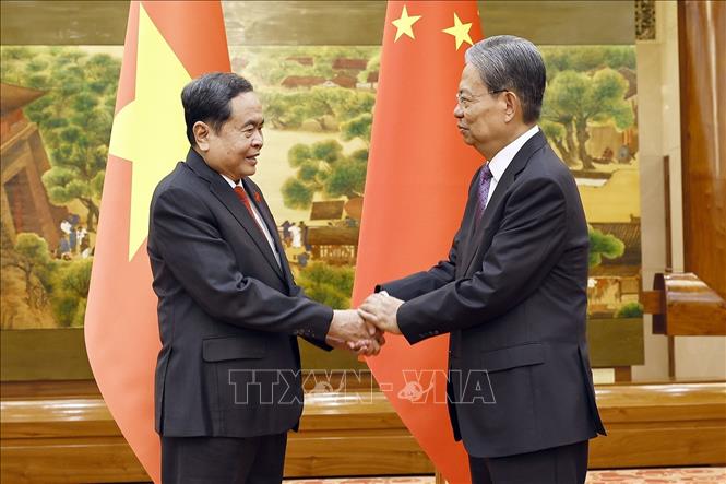 Ủy viên trưởng Ủy ban thường vụ Đại hội Đại biểu Nhân dân toàn quốc Trung Quốc Triệu Lạc Tế đón Chủ tịch Quốc hội Trần Thanh Mẫn. Ảnh: Doãn Tấn – TTXVN