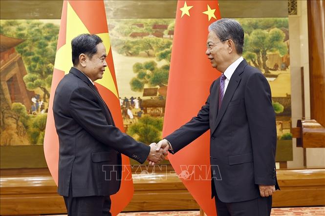 Ủy viên trưởng Ủy ban thường vụ Đại hội Đại biểu Nhân dân toàn quốc Trung Quốc Triệu Lạc Tế đón Chủ tịch Quốc hội Trần Thanh Mẫn. Ảnh: Doãn Tấn – TTXVN