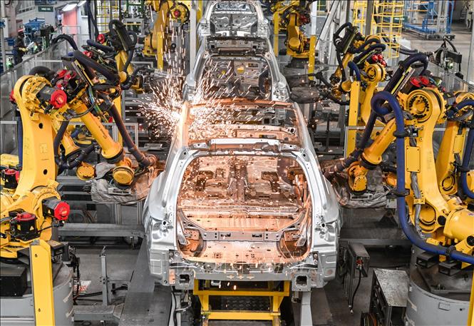 Các robot tiến hành công đoạn hàn thân xe ô tô tại xưởng sản xuất của Hãng xe điện Li Auto ở thành phố Thường Châu, tỉnh Giang Tô, Trung Quốc. Ảnh: THX/TTXVN phát