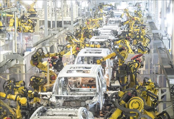 Robot hoạt động tại phân xưởng Hãng sản xuất ô tô điện Voyah của Trung Quốc ở thành phố Vũ Hán, tỉnh Hồ Bắc. Ảnh: THX/TTXVN phát