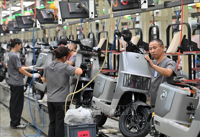 Công nhân làm việc tại một doanh nghiệp sản xuất xe điện ở thành phố Quý Cảng, Khu tự trị dân tộc Choang Quảng Tây, miền Nam Trung Quốc. Ảnh: THX/TTXVN phát