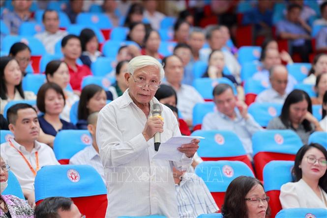 Cử tri đưa ra ý kiến tại Hội nghị. Ảnh: Thu Hương - TTXVN