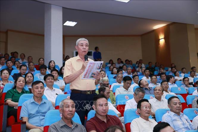 Cử tri phát biểu tại Hội nghị. Ảnh: Thu Hương - TTXVN