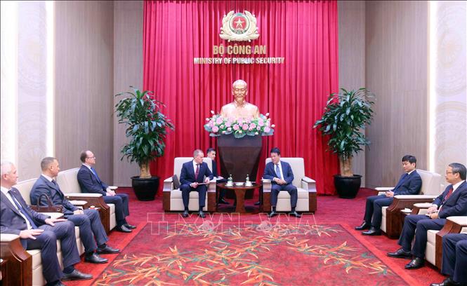 Đại tướng Lương Tam Quang, Bộ trưởng Bộ Công an tiếp Giám đốc Cơ quan Thi hành án Liên bang Nga (FSIN) Arkady Alexandrovich Gostev. Ảnh: Phạm Kiên - TTXVN
