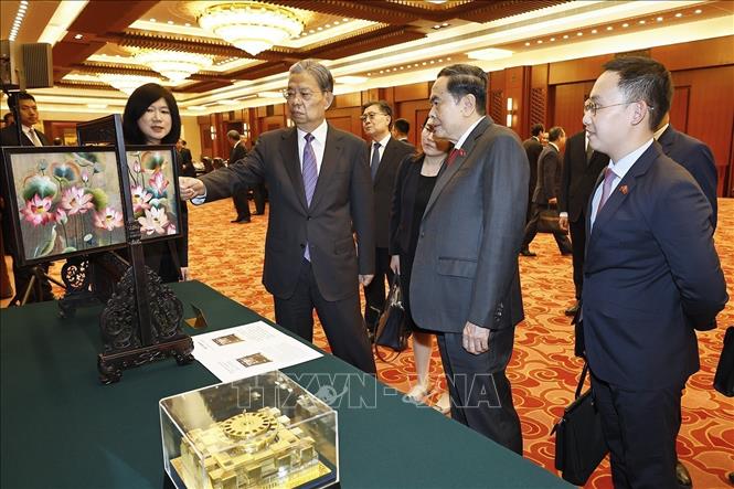 Chủ tịch Quốc hội Trần Thanh Mẫn và Ủy viên trưởng Ủy ban thường vụ Đại hội Đại biểu Nhân dân toàn quốc Trung Quốc Triệu Lạc Tế trao đổi tặng phẩm. Ảnh: Doãn Tấn - TTXVN