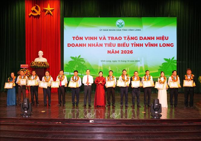 Tôn vinh và trao tặng danh hiệu Doanh nhân tiêu biểu tỉnh Vĩnh Long năm 2026. Ảnh: Phạm Minh Tuấn-TTXVN