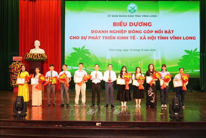 Biểu dương doanh nghiệp đã có đóng góp nổi bật cho sự phát triển kinh tế - xã hội của tỉnh. Ảnh: Phạm Minh Tuấn-TTXVN