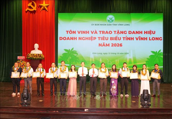 Tôn vinh và trao tặng danh hiệu Doanh nghiệp tiêu biểu tỉnh Vĩnh Long năm 2026. Ảnh: Phạm Minh Tuấn-TTXVN