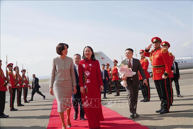 Bí Thư trung ương Đảng, Phó Chủ tịch nước Võ Thị Ánh Xuân đến thủ đô Tbilisi, bắt đầu thăm chính thức Gruzia. Ảnh: Tâm Hằng - PV TTXVN tại Đông Âu