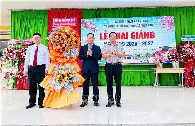Ông Y Wal Mlô (thứ hai từ phải sang), Bí thư Đảng ủy xã Ea Kiết, tỉnh Đắk Lắk thống nhất cao với chỉ đạo của Trung ương về việc “tập trung hoàn thành cao nhất nhiệm vụ năm 2026, tạo nền tảng để năm 2027 tăng tốc, bứt phá”. Ảnh: TTXVN phát